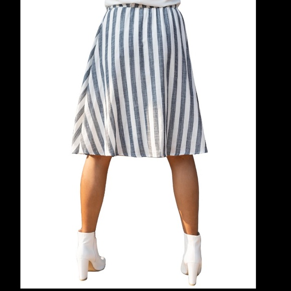 Gray and white striped midi skirt - Picture 4 of 5